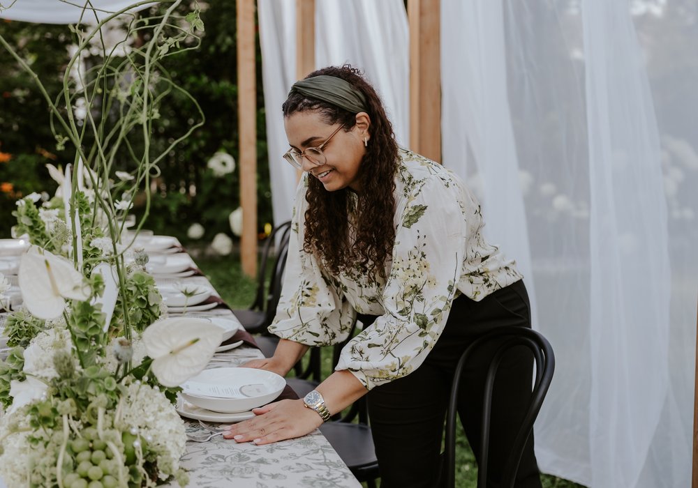 Emma beim dekorieren eines Tisches