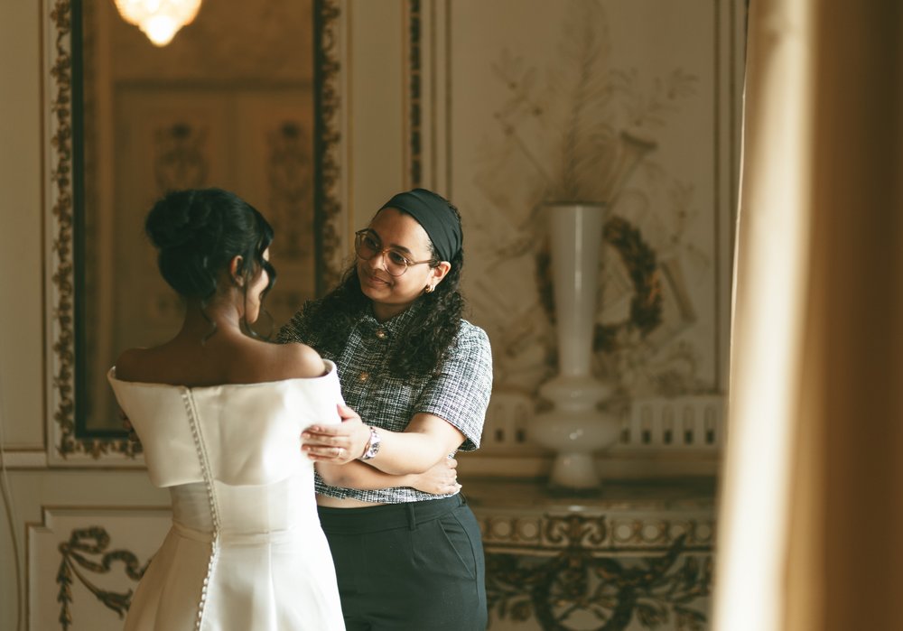 Emma mit einer Braut bei einer Hochzeit im Old Money Stil.