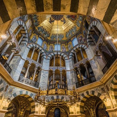 Der historische Innenraum des Aachener Doms mit dem goldenen Oktogon und dem Barbarossaleuchter