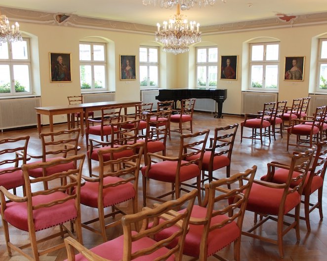 Trausaal im Alten Rathaus mit imposanten Kronleuchtern und eleganter Bestuhlung