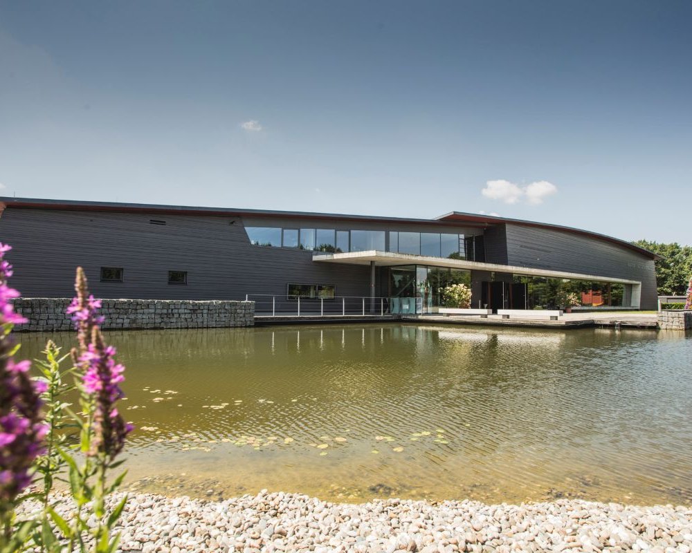 Außenansicht des Kultur und Bürgerhaus Denzlingen mit See