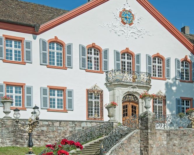 Außenansicht des Schloss Beuggen mit Blumen im Vordergrund