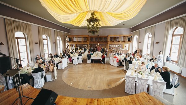 Großer Hochzeitssaal im Bayerischen Hof Grünbach mit Hochzeitsgesellschaft