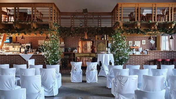 Hochzeitssaal im Bayerischen Hof Grünbach mit Stuhlreihen für die freie Trauung – Hochzeitslocation nahe Plauen und Zwickau