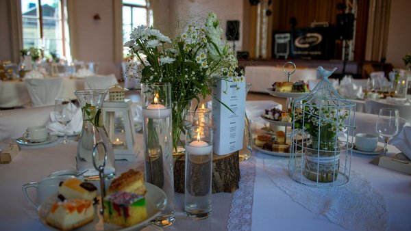 Hochzeitstisch mit liebevoller Tischdeko im Bayerischen Hof Grünbach – Hochzeitsfeier im Vogtland nahe Zwickau