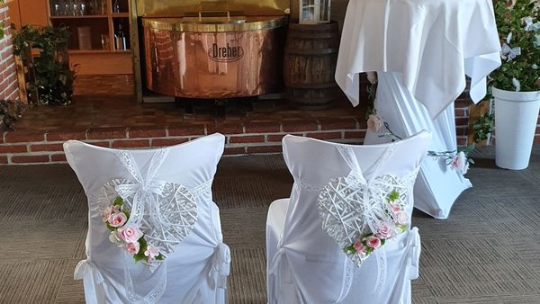 Rustikaler Bereich mit Kupferkessel und Stühlen – Hochzeitslocation Bayerischer Hof Grünbach, Vogtland