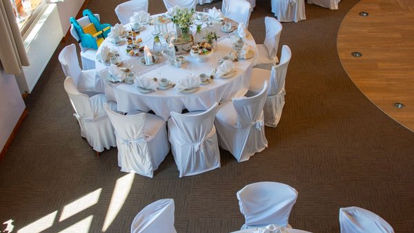 Runde, festlich dekorierte Tische im Hochzeitssaal des Bayerischen Hof Grünbach – Hochzeitslocation im Vogtland nahe Plauen