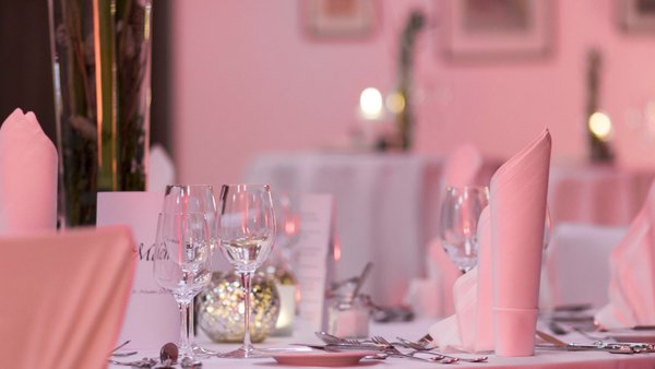 Rosafarbene Tischdeko für die Hochzeit im Bayerischen Hof Grünbach – festlich gedeckter Tisch im Hochzeitssaal
