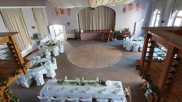 Hochzeitssaal mit runden und langen Tischen im Bayerischen Hof Grünbach – stilvolle Hochzeitsfeier im Vogtland