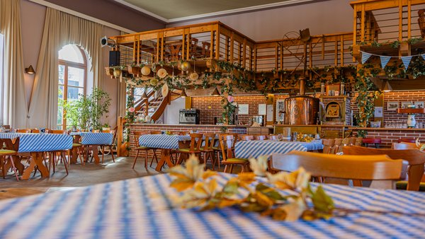 Festlich gedeckter Hochzeitssaal im Bayerischen Hof Grünbach mit bayerischer Dekoration – Hochzeitslocation im Vogtland