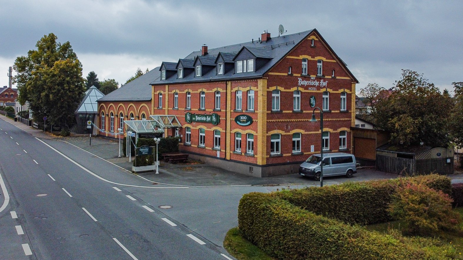 Außenansicht des Bayerischen Hof Grünbach – Event- und Hochzeitslocation im Vogtland zwischen Plauen und Zwickau