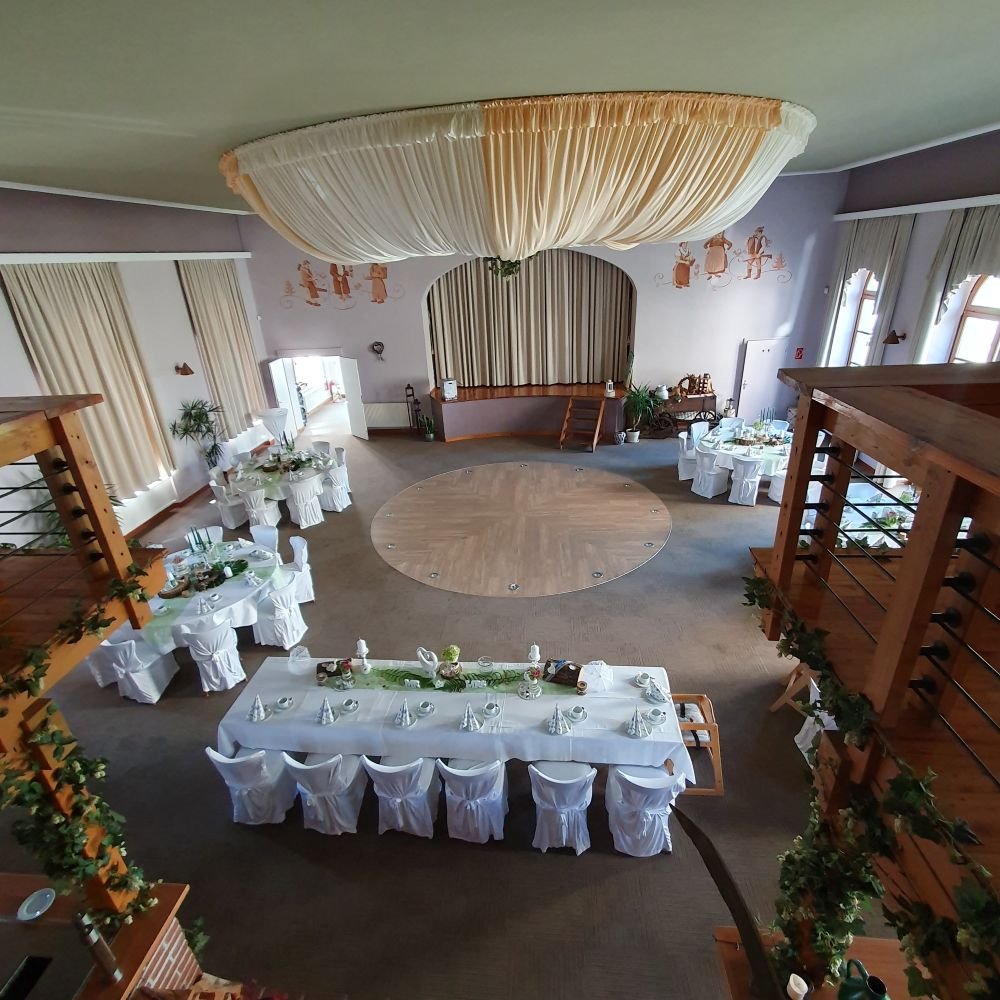 Hochzeitssaal mit runden und langen Tischen im Bayerischen Hof Grünbach – stilvolle Hochzeitsfeier im Vogtland