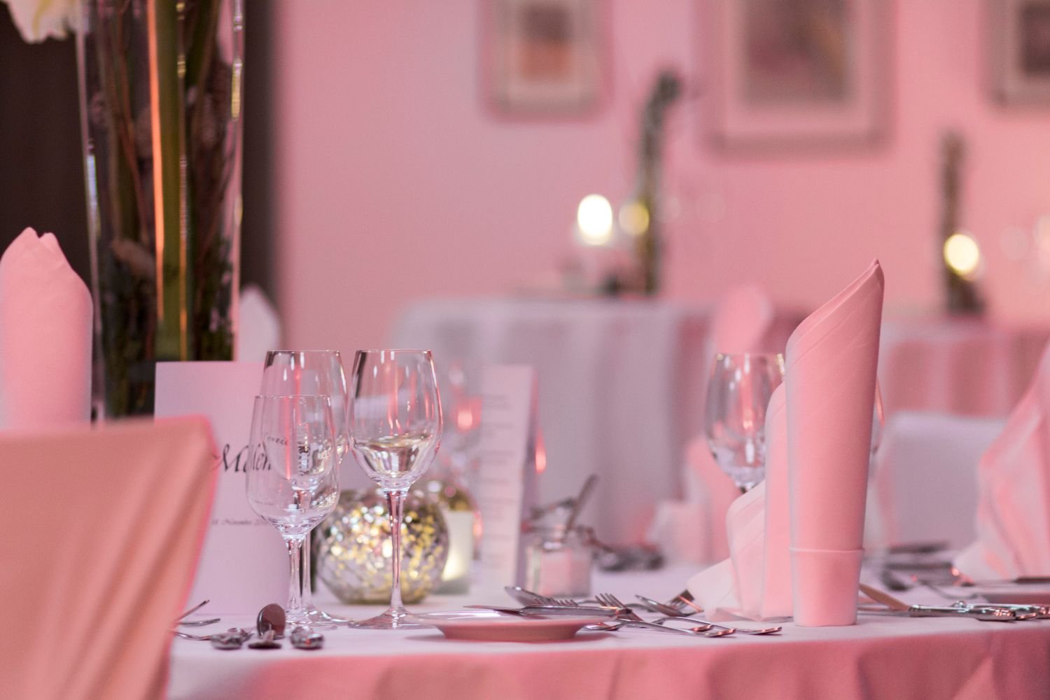 Rosafarbene Tischdeko für die Hochzeit im Bayerischen Hof Grünbach – festlich gedeckter Tisch im Hochzeitssaal