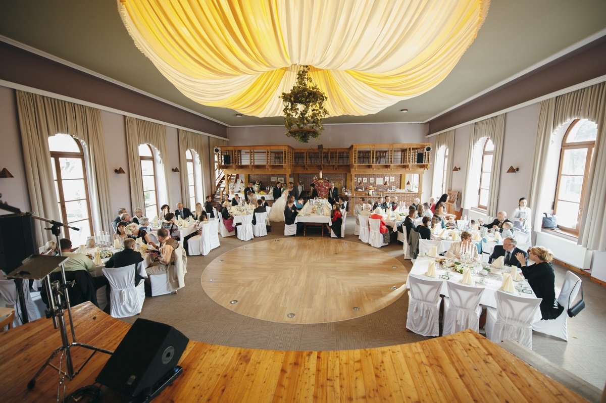 Großer Hochzeitssaal im Bayerischen Hof Grünbach mit Hochzeitsgesellschaft