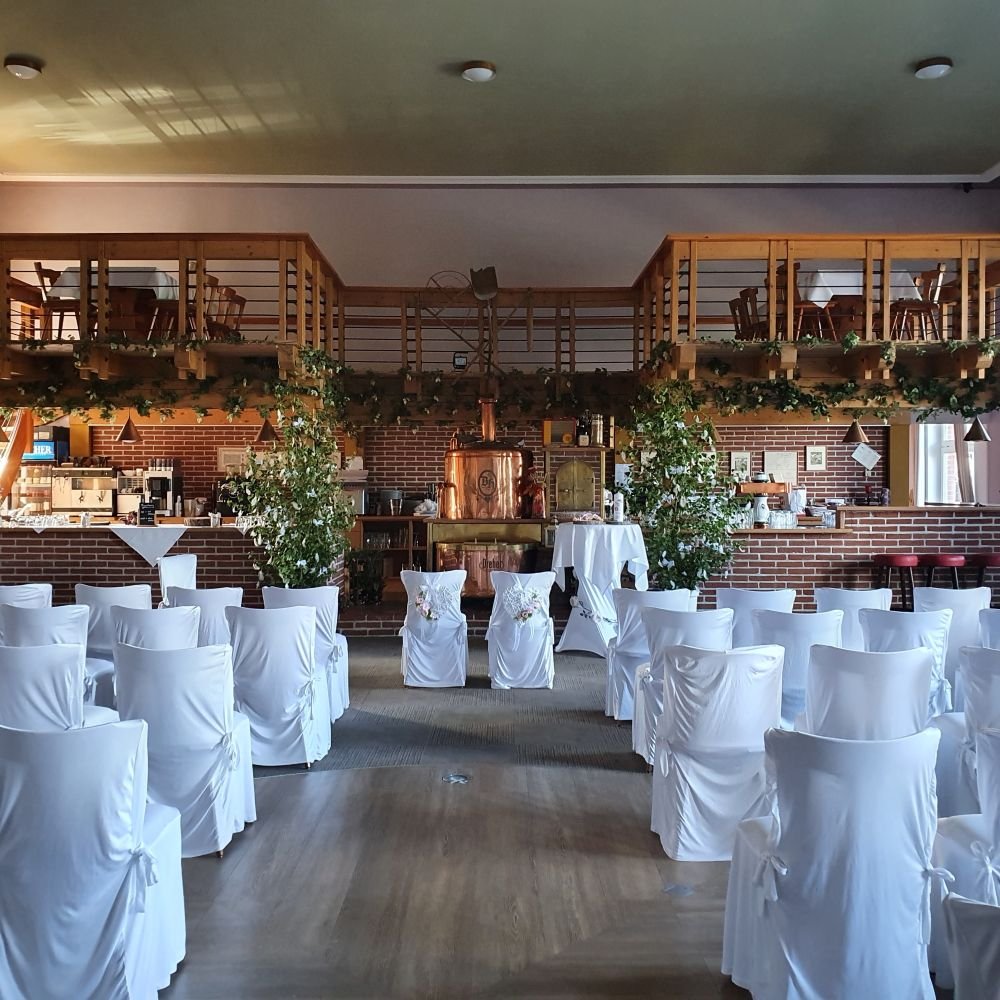 Hochzeitssaal im Bayerischen Hof Grünbach mit Stuhlreihen für die freie Trauung – Hochzeitslocation nahe Plauen und Zwickau