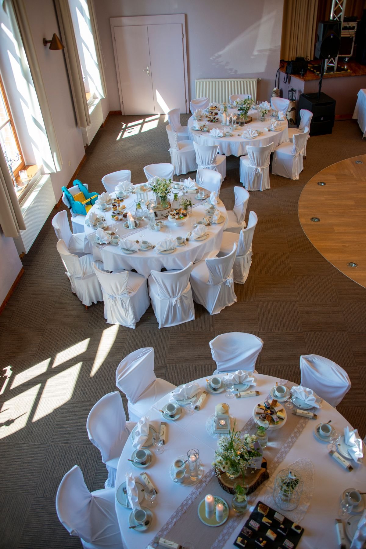 Runde, festlich dekorierte Tische im Hochzeitssaal des Bayerischen Hof Grünbach – Hochzeitslocation im Vogtland nahe Plauen