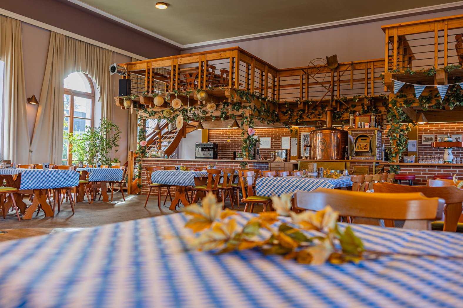 Festlich gedeckter Hochzeitssaal im Bayerischen Hof Grünbach mit bayerischer Dekoration – Hochzeitslocation im Vogtland