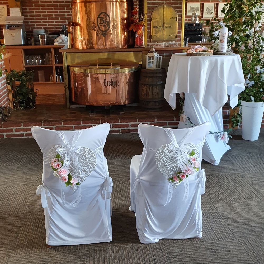 Rustikaler Bereich mit Kupferkessel und Stühlen – Hochzeitslocation Bayerischer Hof Grünbach, Vogtland