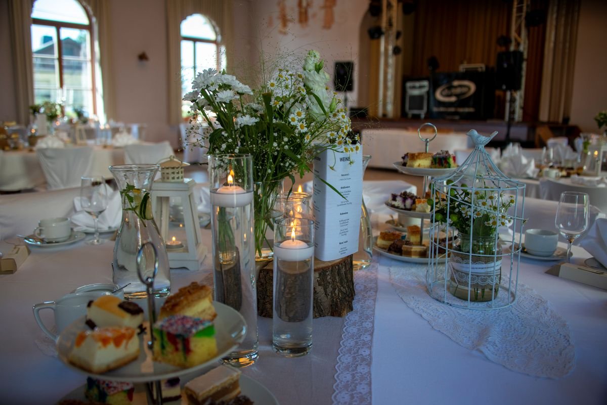 Hochzeitstisch mit liebevoller Tischdeko im Bayerischen Hof Grünbach – Hochzeitsfeier im Vogtland nahe Zwickau