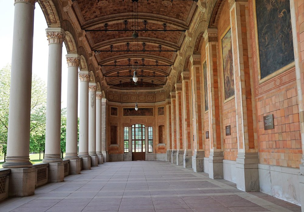 Ruhiger Säulengang als architektonischer Rahmen für eine bewusste Entscheidung für eine außergewöhnliche Hochzeit