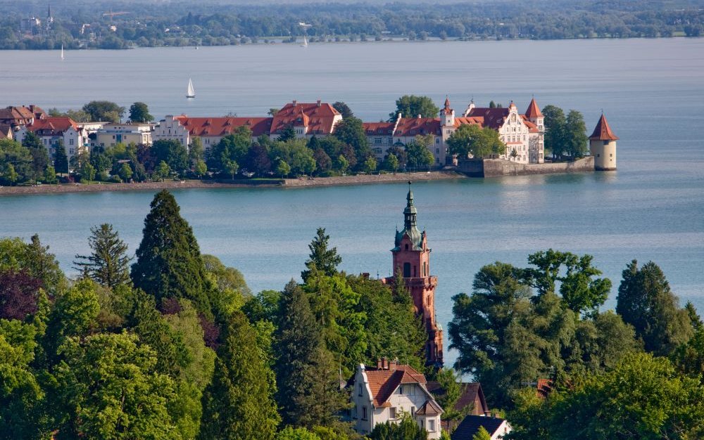 Blick auf die Inselstadt Lindau im Bodensee mit Alpenpanorama