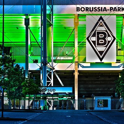 Der grün beleuchtete Eingang Süd des Borussia-Park Stadions in Mönchengladbach