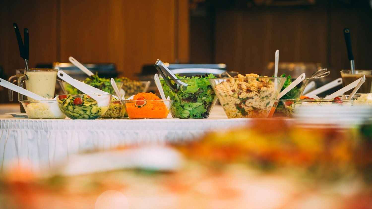 Hochzeitsbuffet mit frischen Speisen im Kurhaus Bad Krozingen – elegante Hochzeitslocation im Markgräflerland.