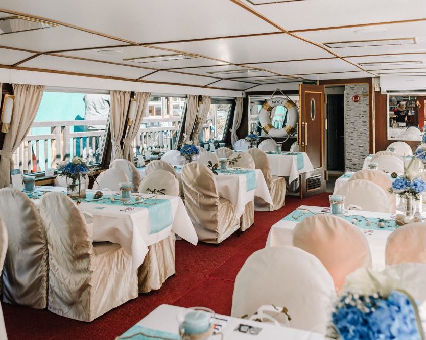 Festlich dekorierter Innenraum des Diva Eventschiffs in Berlin – stilvolle Location für Hochzeiten und Feiern