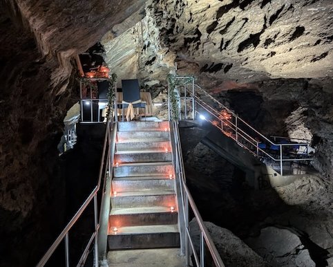 Drachenhöhle Syrau andere Ansicht von der Treppe zum Trauort