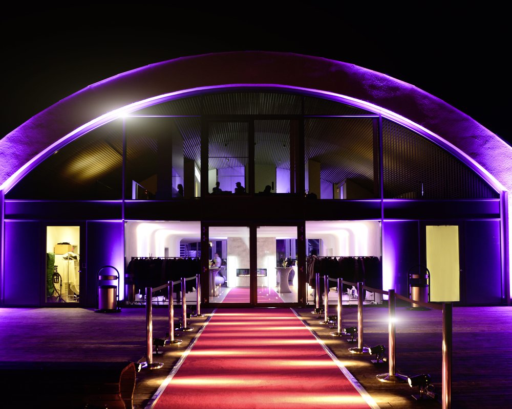 Beleuchtete Außenansicht der Eventlocation e210 bei Nacht nahe Baden-Baden