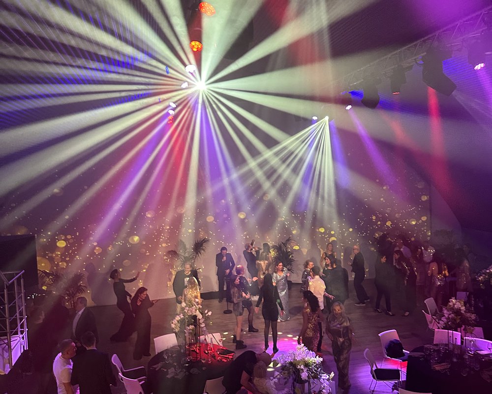 Ausgelassene Hochzeitsfeier mit Tanzfläche in der Eventlocation e210