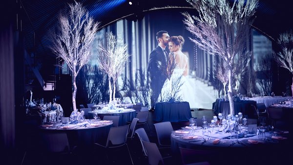 Elegante Hochzeitsinszenierung mit Videowall und luxuriösem Ambiente in der Hochzeitslocation E210 Eventhangar in Rheinmünster