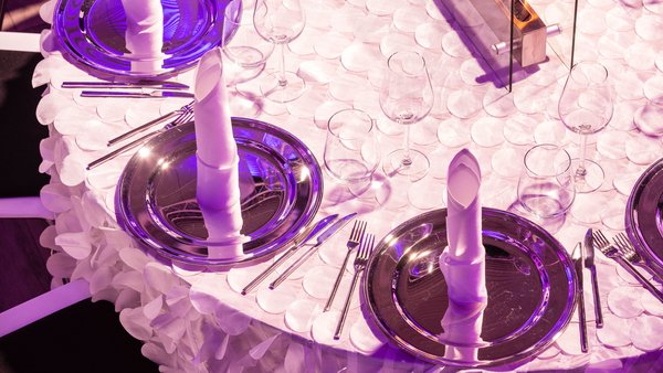 Detailaufnahme von Besteck, Gläsern und Tischdekoration in der Hochzeitslocation E210 Eventhangar in Rheinmünster