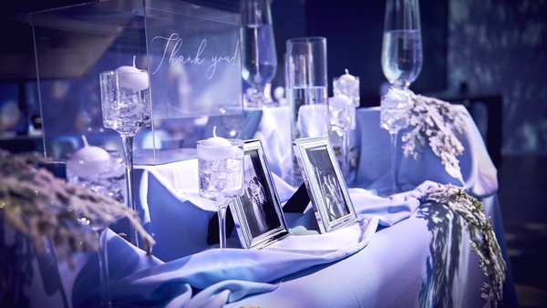 Stilvoller Geschenketisch in der Hochzeitslocation E210 Eventhangar in Rheinmünster