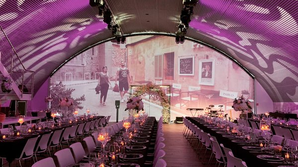 Hochzeitssaal mit Bestuhlung und Projektionen in der Hochzeitslocation E210 Eventhangar in Rheinmünster