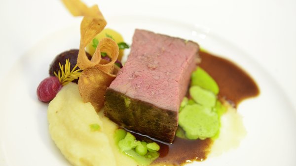 Exklusiv angerichtetes Hochzeitsgericht auf Gourmet-Niveau in der Hochzeitslocation E210 Eventhangar in Rheinmünster