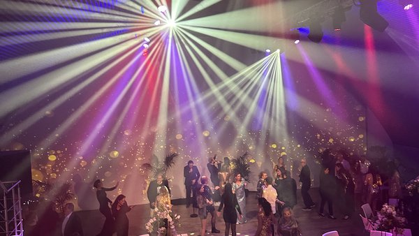 Ausgelassene Hochzeitsfeier mit Lichtshow und Tanzfläche in der Hochzeitslocation E210 Eventhangar in Rheinmünster