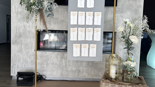 Individuell gestalteter Sitzplan und Hochzeitsdekoration in der Hochzeitslocation E210 Eventhangar in Rheinmünster