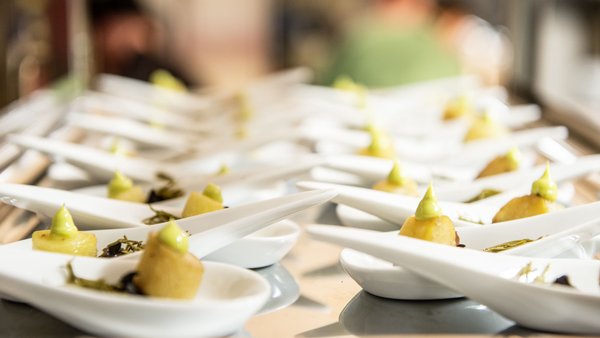 Außergewöhnliches Flying Buffet und hochwertiges Catering in der Hochzeitslocation E210 Eventhangar in Rheinmünster