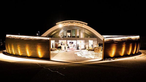 Außenansicht bei Nacht mit exklusiver Beleuchtung der außergewöhnlichen Hochzeitslocation E210 Eventhangar in Rheinmünster