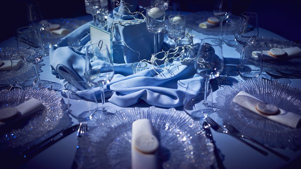 Stimmungsvolle Tischinszenierung in blauen Farben bei einer Hochzeit in der Hochzeitslocation E210 Eventhangar in Rheinmünster