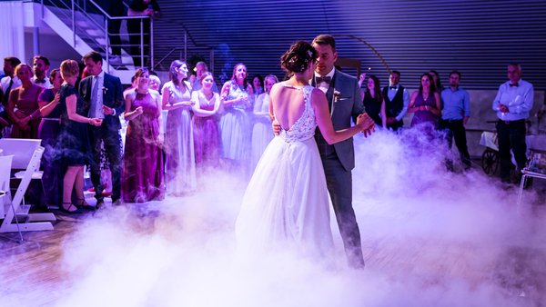 Hochzeitstanz mit Bodennebel und Lichtshow in der luxuriösen Hochzeitslocation E210 Eventhangar in Rheinmünster