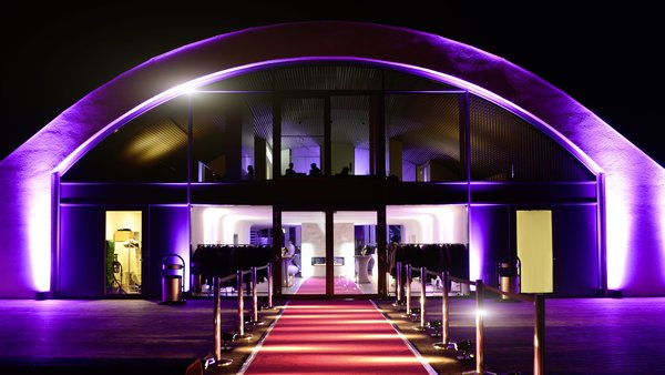 Exklusiver Empfang mit rotem Teppich an der Hochzeitslocation E210 Eventhangar in Rheinmünster