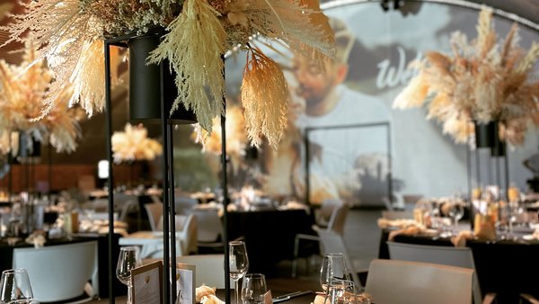 Luxuriöse Hochzeitsdekoration mit stilvollen Blumeninstallationen in der Hochzeitslocation E210 Eventhangar in Rheinmünster