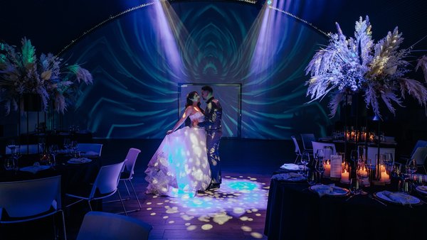 Brautpaar im Mittelpunkt einer modernen Hochzeitsinszenierung in der Hochzeitslocation E210 Eventhangar in Rheinmünster