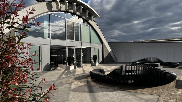 Außenansicht der modernen Architektur bei Tageslicht an der Hochzeitslocation E210 Eventhangar in Rheinmünster