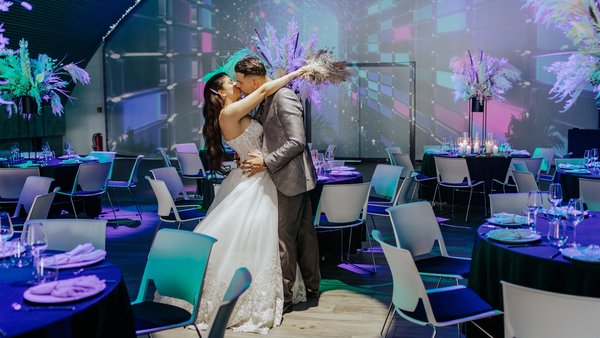 Brautpaar auf der Tanzfläche während der Hochzeitsfeier in der Hochzeitslocation E210 Eventhangar in Rheinmünster