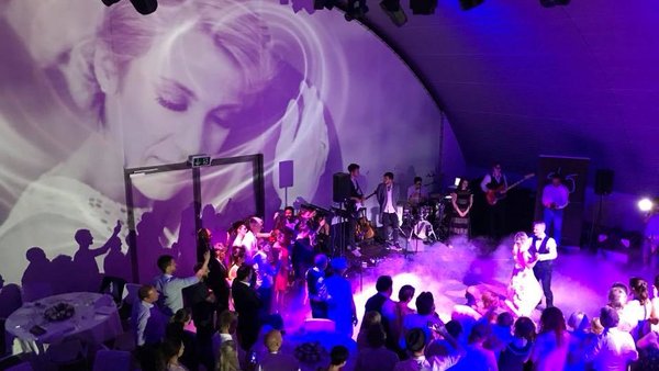 Außergewöhnliche Hochzeitsfeier mit Videowall und Lichtinszenierung in der Hochzeitslocation E210 Eventhangar in Rheinmünster