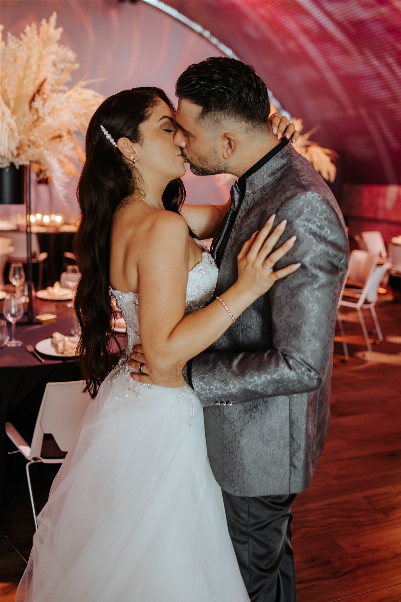 Romantisches Close-up des Brautpaares bei der Hochzeitsfeier in der Hochzeitslocation E210 Eventhangar in Rheinmünster