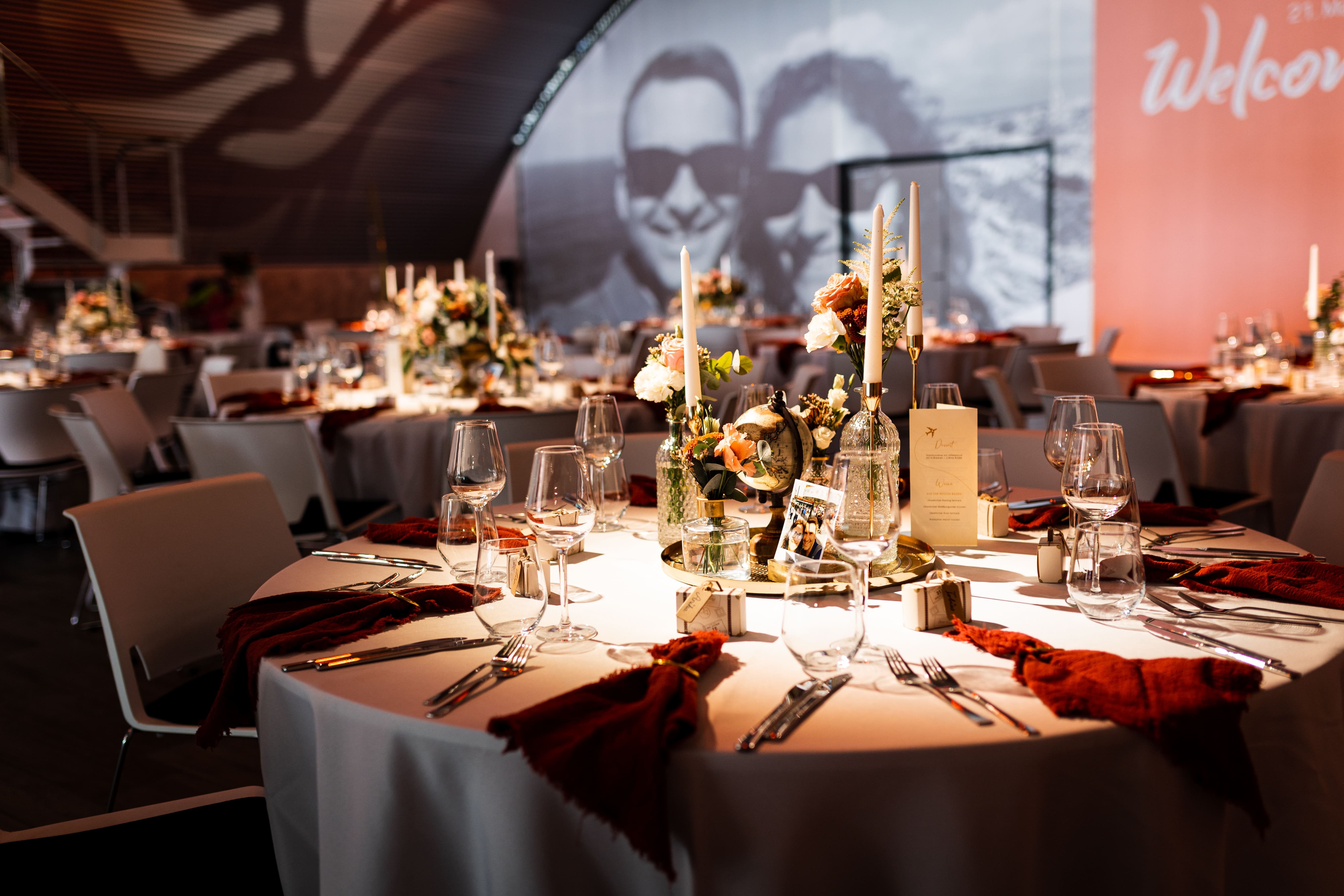 Elegant gedeckte Hochzeitstische mit exklusivem Ambiente in der Hochzeitslocation E210 Eventhangar in Rheinmünster